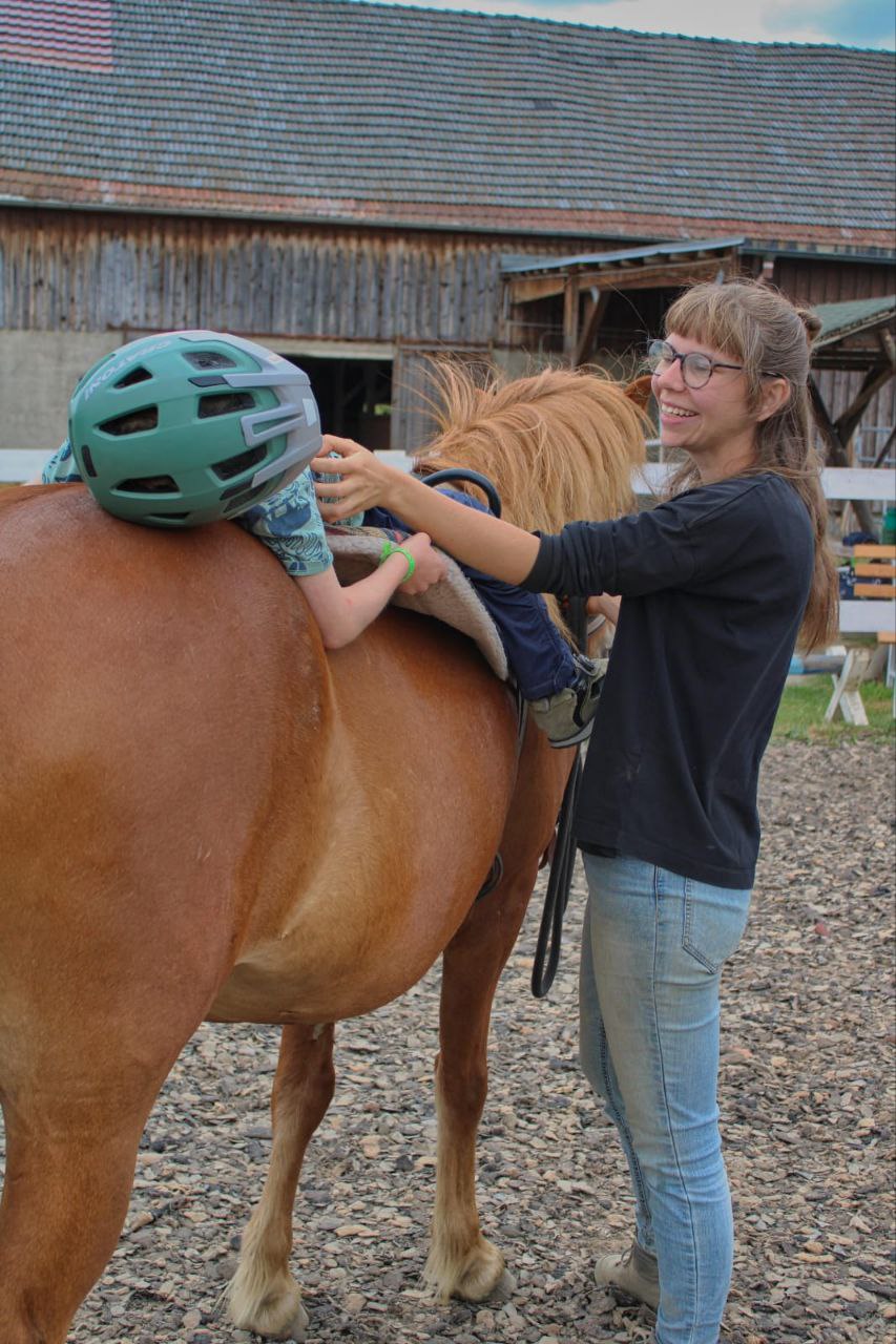 Kind bürstet Pony